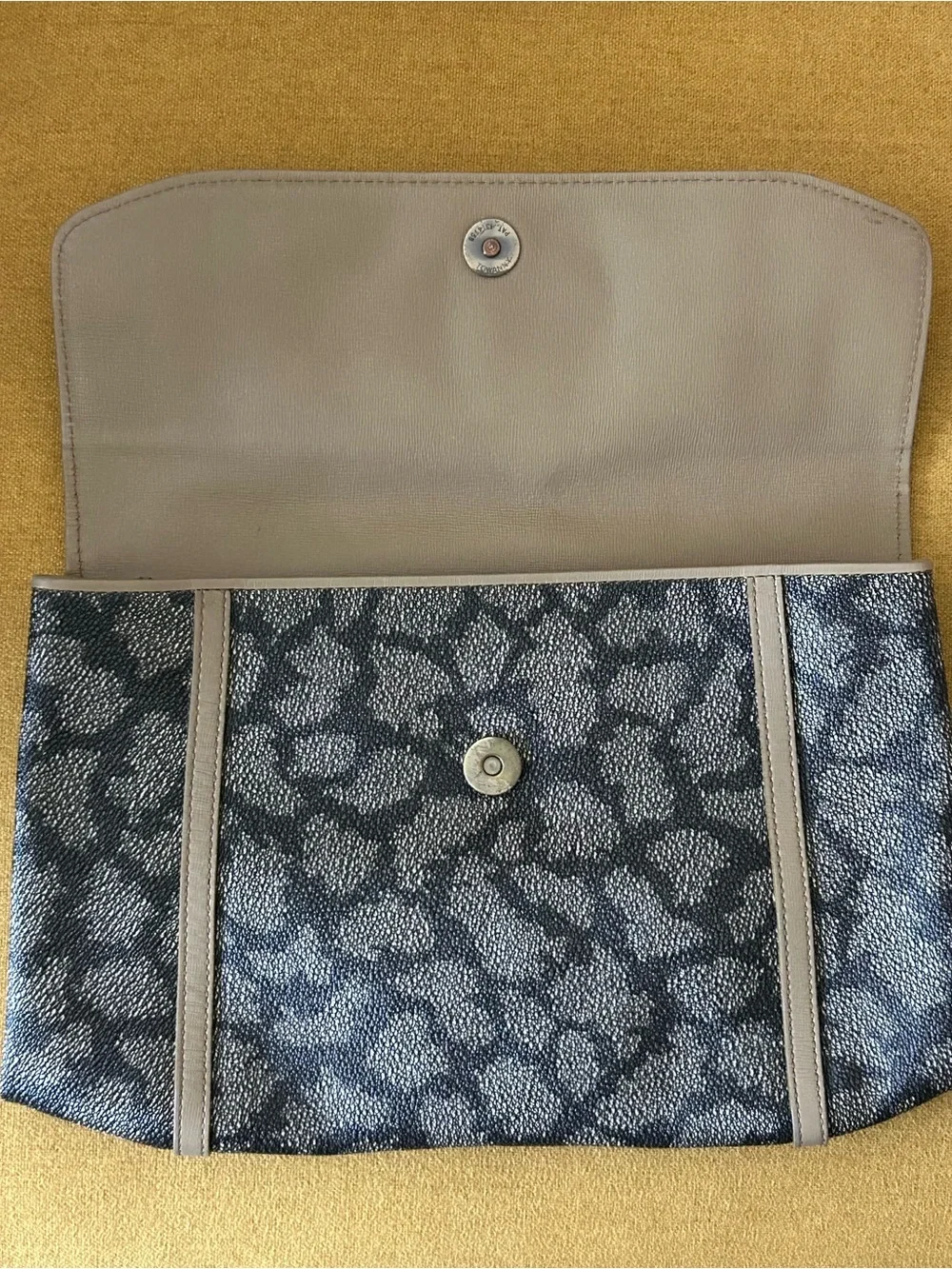 Yves Saint Laurent Giraffe Print Women’s Foldover Clutch Bag - Picture 7 of 14
